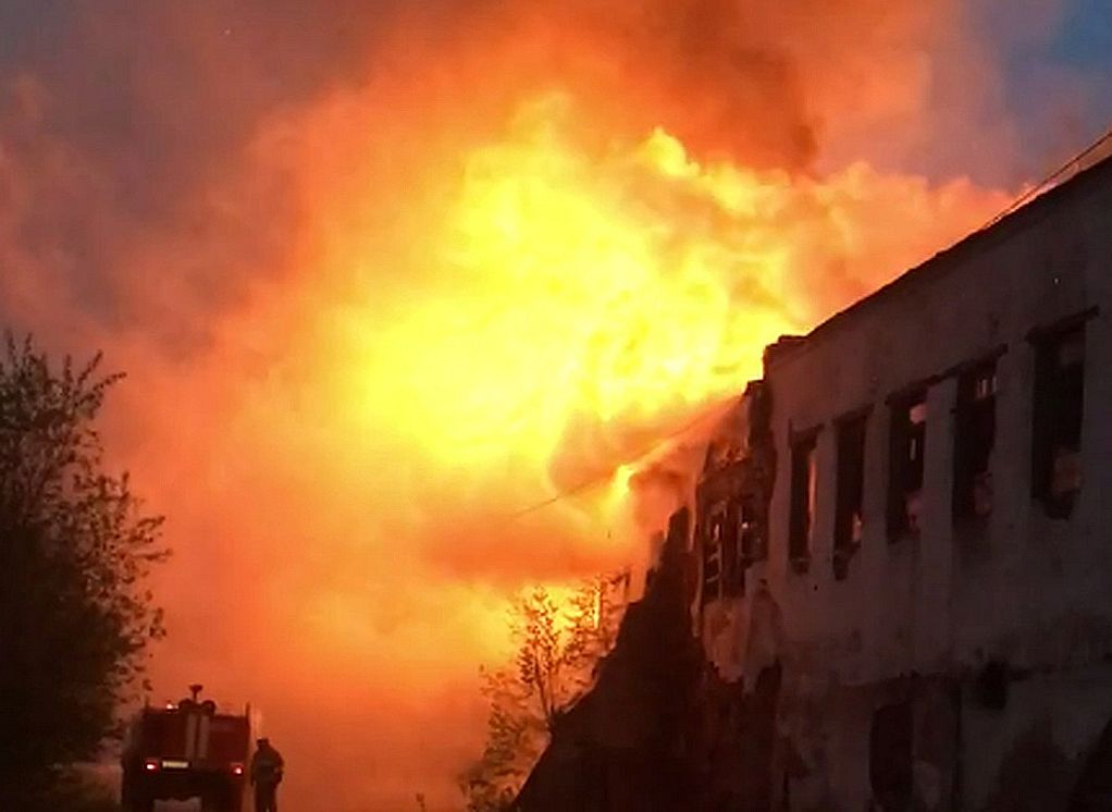 Опубликовано новое видео ночного пожара в усадьбе Баташевых